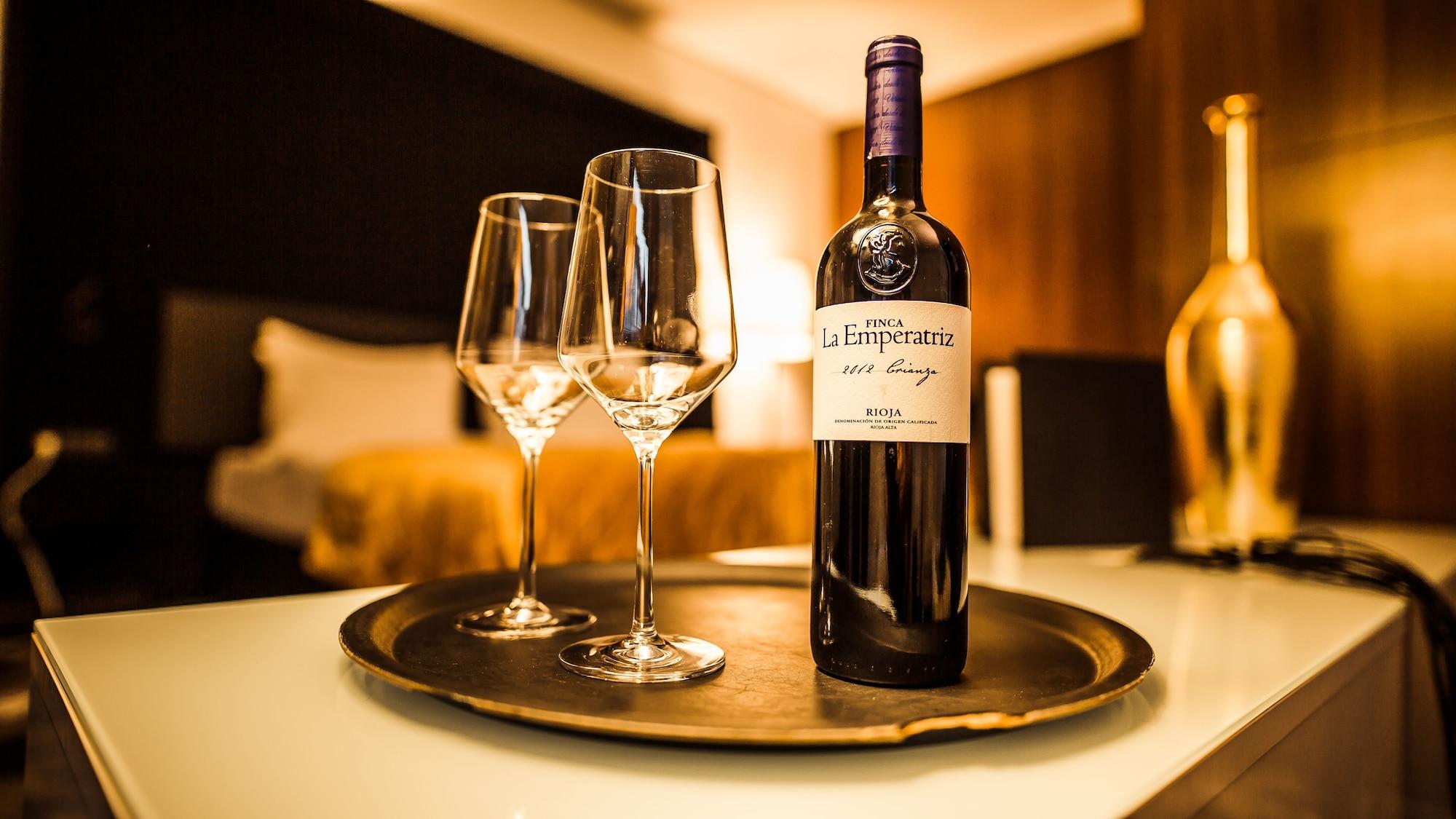 Kameha Grand Bonn Hotell Exteriör bild A bottle of Château La Comtesse