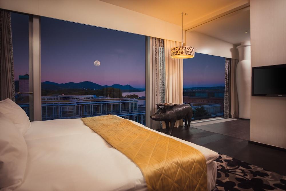 Kameha Grand Bonn Hotell Exteriör bild A bedroom at the MGM Grand
