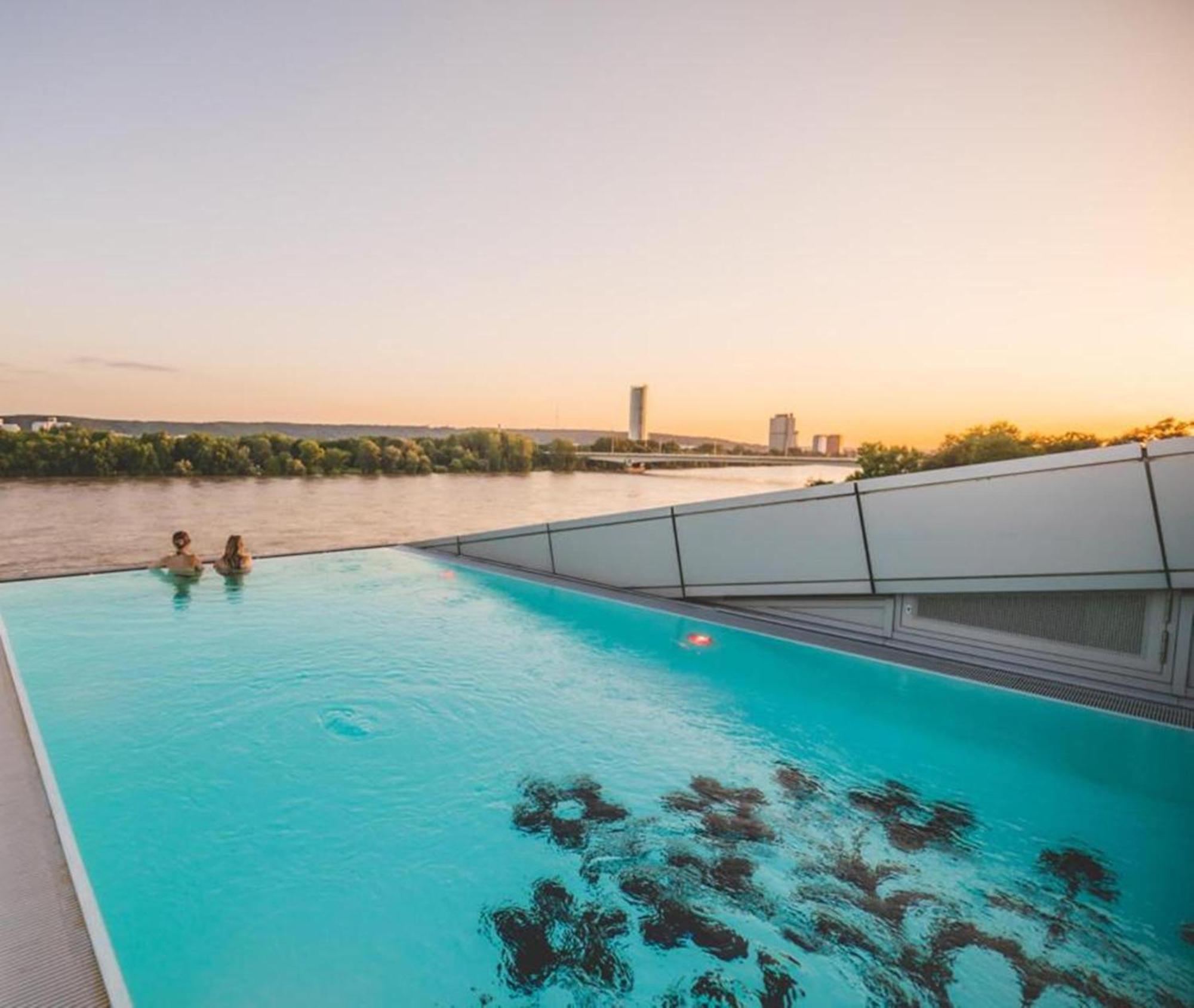 Kameha Grand Bonn Hotell Exteriör bild Skyline pool